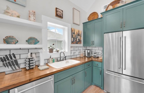 Isle of Hope Historic District House | Airy Isle of Hope Coastal Cottage Near Marsh by Lucky Savannah