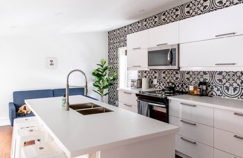 Central Hamilton House | Airy loft | Chic 70’s & 80’s vibe in an artsy area
