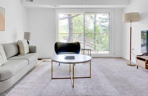 Sharon Heights Apartment | Airy Menlo Park 1BR w/ Pool, W/D & BB Court, near highways, by Blueground