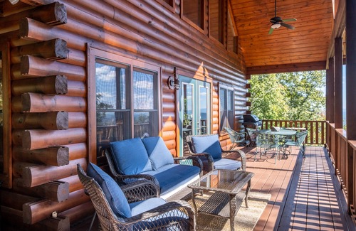 Murphy Cabin | Airy mountain cabin with long range views