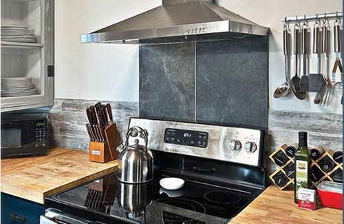 Sylva House | Airy mountain top retreat with world class views.