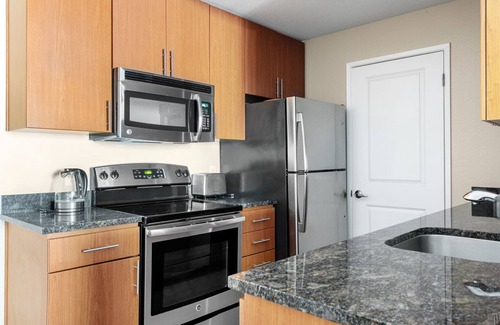 Santa Clara Apartment | Airy Santa Clara 1BR w/Gym, Pool, W/D, walk to Caltrain, by Blueground