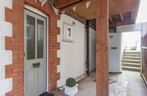Deal Apartment | Airy seafront apartment, all one level, free parking, 3 bedrooms & 3 bathrooms