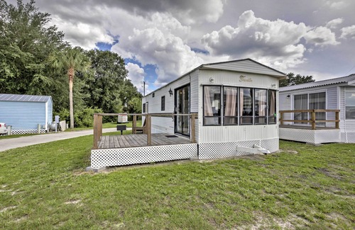 Silver Springs Cabin | Airy Silver Springs Resort Cabin - Steps to Lake!
