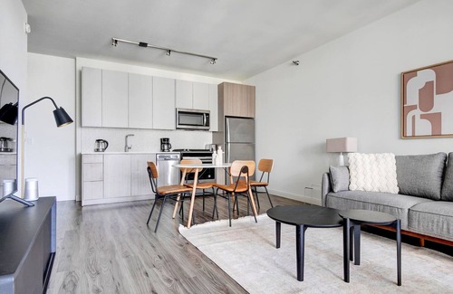 South Loop Apartment | Airy South Loop 1BR w/Lounge, Pool & Gym near Grant Park, by Blueground