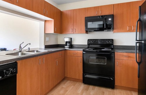South San Francisco Apartment | Airy South SF 1BR w/ W/D, Gym, Pool, next to BART and TJ, by Blueground