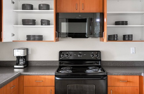 South San Francisco Apartment | Airy South SF 1BR w/ W/D, Gym, Pool, next to BART and TJ, by Blueground