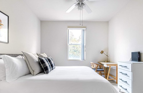South San Francisco Apartment | Airy South SF 1BR w/ W/D, Gym, Pool, next to BART and TJ, by Blueground
