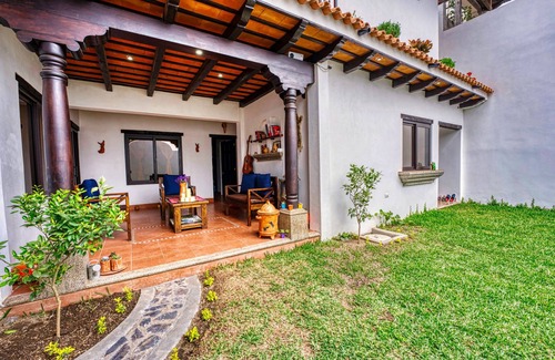 San Miguel Duenas Villa | Airy & Spacious 6/3 for Families near Antigua Gated Community w/big green areas