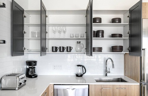 West Loop Apartment | Airy West Loop Studio w/Gym, Pool, Coworking, walk to UIC, by Blueground