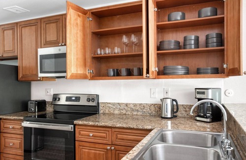 Woodland Hills Apartment | Airy Woodland Hills 1BR w/Pool & Gym, nr Warner Center, by Blueground