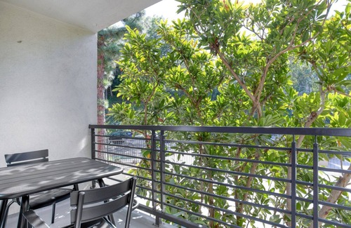 Woodland Hills Apartment | Airy Woodland Hills 1BR w/Pool & Gym, nr Warner Center, by Blueground