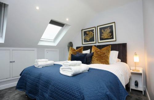 North Finchley Apartment | Aisiki Apartments at Stanhope Road, North Finchley, Airconditioned 3-Bedroom & 2-Bathroom, Pet-Friendly Duplex Flat, King or Twin Beds, with Free Wi-Fi