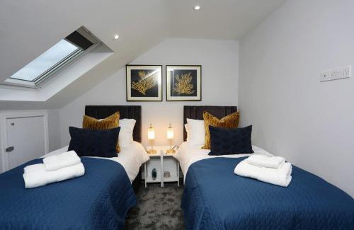 North Finchley Apartment | Aisiki Apartments at Stanhope Road, North Finchley, Airconditioned 3-Bedroom & 2-Bathroom, Pet-Friendly Duplex Flat, King or Twin Beds, with Free Wi-Fi