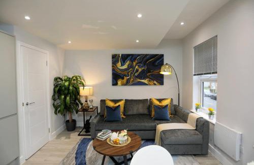 North Finchley Apartment | Aisiki Apartments at Stanhope Road, North Finchley, Airconditioned 3-Bedroom & 2-Bathroom, Pet-Friendly Duplex Flat, King or Twin Beds, with Free Wi-Fi