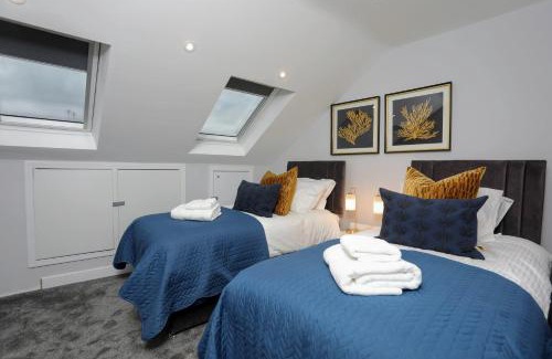 North Finchley Apartment | Aisiki Apartments at Stanhope Road, North Finchley, Airconditioned 3-Bedroom & 2-Bathroom, Pet-Friendly Duplex Flat, King or Twin Beds, with Free Wi-Fi