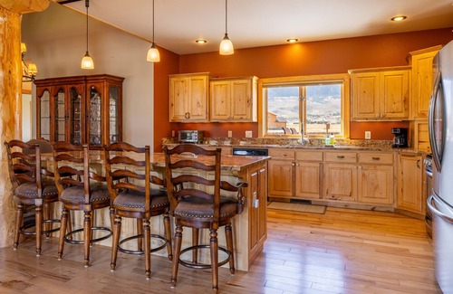 Wapiti House | AJ's Outpost- Comfortable family retreat with mountain views