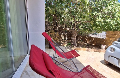 Ajaccio Apartment | Ajaccio 2 bedroom flat in villa, private swimming pool in garden, nearby beach