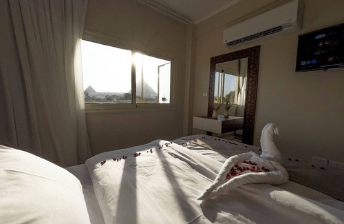 Kafrat al Jabal Hotel | Akhnaton Pyramids View