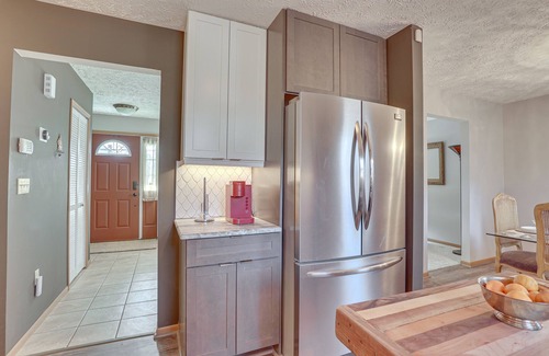 Highland Square Cottage | Akron Home w/Deck: Walk to Towpath Trail!