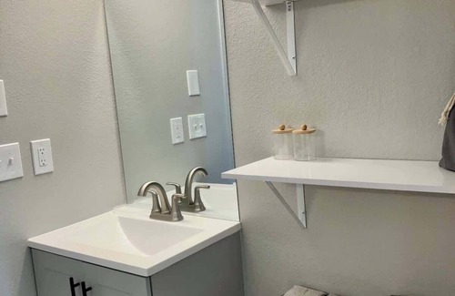 South Central Omaha Apartment | Aksarben, close to I-80, on-site parking
