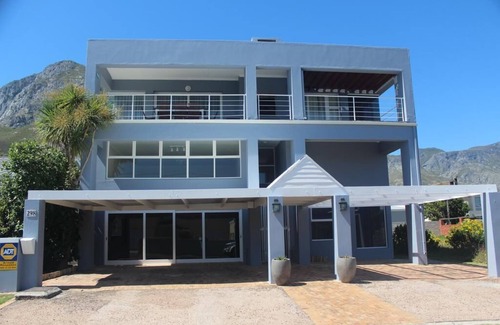 Voelklip House | Akwa House Hermanus - your home away from home!