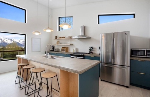 Seward House | Alagnaq Inn: Panoramic Views, Modern Retreat
