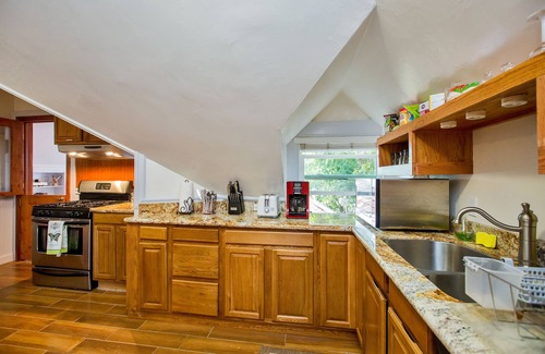 Alameda Apartment | Alameda 3BR Penthouse, AC, 2 blocks to downtown,3 blocks to beach, free parking.