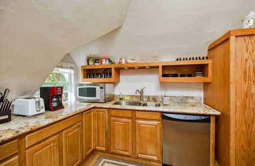 Alameda Apartment | Alameda 3BR Penthouse, AC, 2 blocks to downtown,3 blocks to beach, free parking.