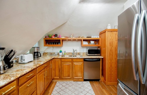 Alameda Apartment | Alameda 3BR Penthouse, AC, 2 blocks to downtown,3 blocks to beach, free parking.