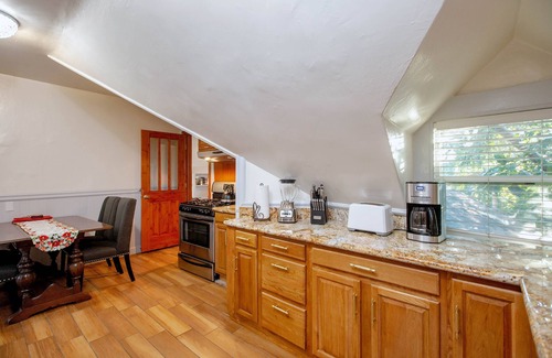 Alameda Apartment | Alameda 3BR Penthouse, AC, 2 blocks to downtown,3 blocks to beach, free parking.