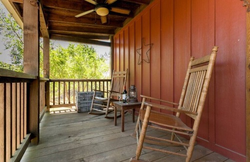 Fredericksburg Cabin | Alamo Springs- The Barn | Relaxing Retreat