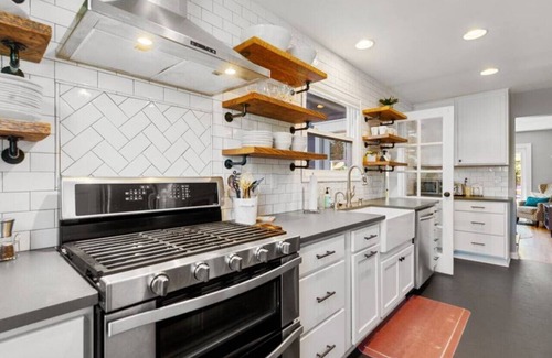 Concordia Apartment | Alberta Arts w/Hot Tub & Yoga Studio!