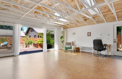 Concordia Apartment | Alberta Arts w/Hot Tub & Yoga Studio!