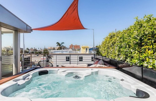 Venice House | Alberta Beach Loft - Modern Home with Rooftop & Spa