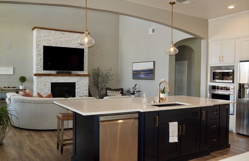 Paradise Hills Civic House | Albuquerque in luxury w/hot tub & mountain views