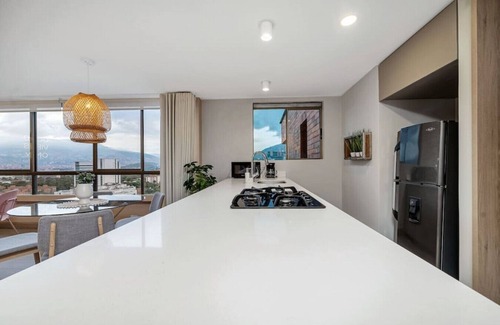 La Aguacatala Apartment | Alcazar 1103 · Luxe Apt in Oviedo w/city view, 1AC by HOUSY HOST