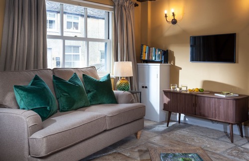 Winchcombe Cottage | Alder Cottage sits proudly within a row of pretty terraced houses in the centre of the historic Cots