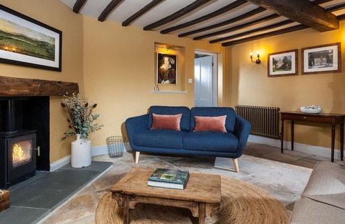 Winchcombe Cottage | Alder Cottage sits proudly within a row of pretty terraced houses in the centre of the historic Cots