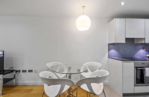 Tower Hill Apartment | Aldgate 2 Bedroom Apartment With Balcony