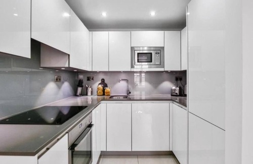 Tower Hill Apartment | Aldgate 2 Bedroom Apartment With Balcony