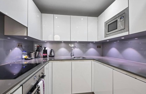 Tower Hill Apartment | Aldgate 2 Bedroom Apartment With Balcony