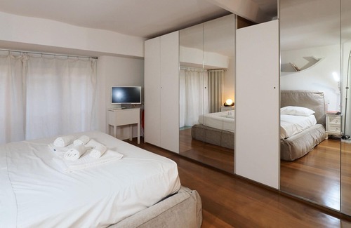 Chinatown Apartment | Aleardi Apartment - modern duplex downtown