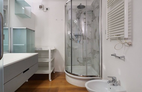 Chinatown Apartment | Aleardi Apartment - modern duplex downtown