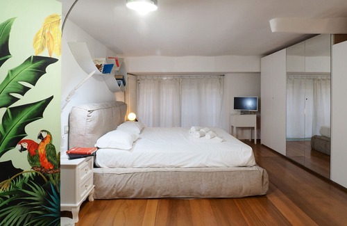 Chinatown Apartment | Aleardi Apartment - modern duplex downtown