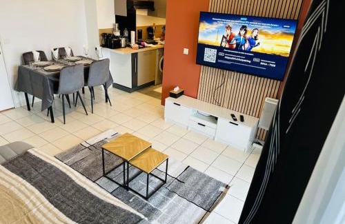 Fresnes Apartment | ALEJÒ-HOME, Séjour apaisant!