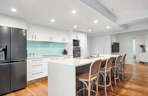 Alexandra Headland House | Alex Poolside Luxury: Pet friendly + Walk to beach