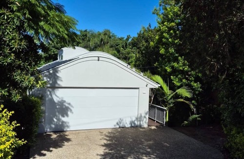 Alexandra Headland House | Alex Treehouse by the Beach- 5BRM with Pool
