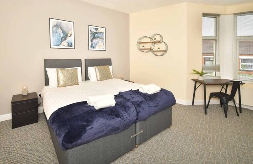 Crewe House | Alexandra Terrace by YourStays