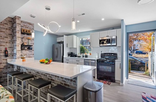 Potomac West House | Alexandria Old Town home-walking distance to Metro